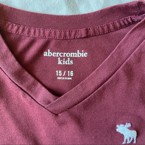 Abercrombie kids V-neck short sleeve T-shirt. Boys size 15/16 maroon color - Picture 3 of 3